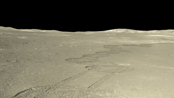 Pohled na stopy vozítka Yutu 2 mise Chang'e 4 v květnu 2025 Autor: National Astronomical Observatories of China