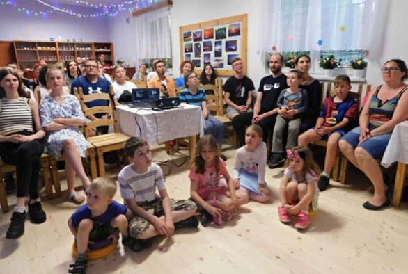 Vyhodnocení soutěže „V zajetí vesmíru“ ve společenské místnosti v Mokrém. Autor: Dagmar Hosnejmanová