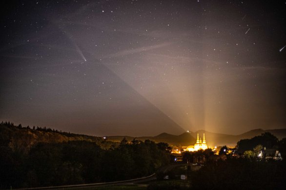 Snímek „Kometa v záři reflektorů“ Richarda Klofáče 
(1. místo v kategorii světelné znečištění – fotografie) Autor: Knihovna Mokré