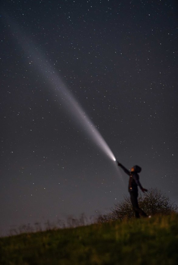 Snímek „Kométa na dotyk“ Róberta Barsy 
(Cena Hvězdárny Pardubice a Slovenského zväzu astronómov) Autor: Knihovna Mokré