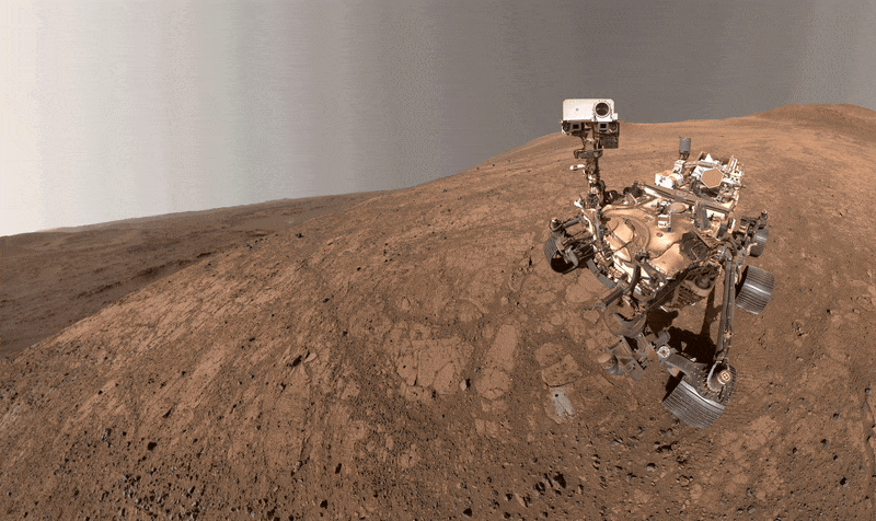 Selfie roveru Perseverance během 1500. dne na Marsu v květnu 2025. V pozadí větrný vír. Autor: NASA/JPL-Caltech