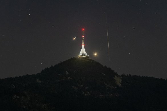 Uikátní snímek východu Venuše a Jupiteru s měsíčky za Ještědem, které doplnila Perseida ráno 12. 8. 2025 Autor: Jakub Kuřák