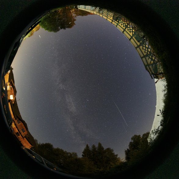 Tři Perseidy a jasný bolid 13. 8. 2025. Bolid spadl ve 22:12 SELČ a podle směru letu to určitě nebyla Perseida. Autor: Martin Gembec
