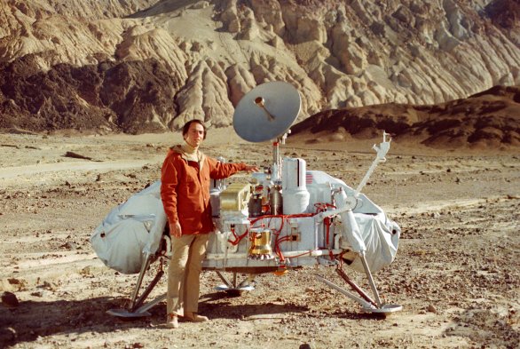 Carl Sagan jako jeden z hlavních otců mise Viking u modelu přistávací části Autor: NASA/JPL