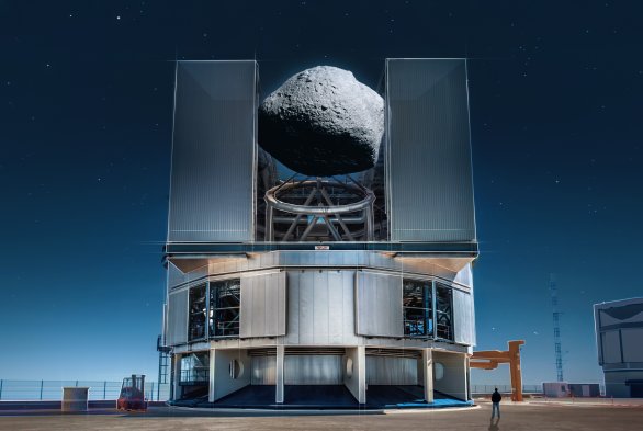 Tato umělecká představa ilustruje velikost asteroidu 1998 KY26 ve srovnání s jedním z dalekohledů VLT, který má hlavní zrcadlo o průměru přibližně 8 metrů. Jak ukázala nedávná studie provedená pomocí VLT ESO, 1998 KY26 má šířku pouze 11 metrů, což znamená, že by se asteroid vešel dovnitř konstrukce samotného dalekohledu, který jej pozoroval. Tento obrázek obsahuje osobu pro porovnání velikosti v pravém dolním rohu. Autor: ESO/M. Kornmesser, A. Ghizzi Panizza (www.albertoghizzipanizza.com). Asteroid model: T. Santana-Ros