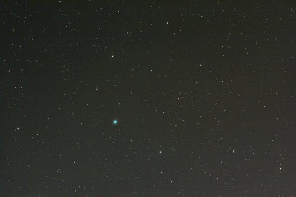 Kometa C/2018 V1 (Machholz-Fujikawa-Iwamoto) vyfotografovaná 11. listopadu 2018, jen pár dní po jejím objevu, ta se na snímku jeví jako zelený mlhavý flíček. Přes dalekohled Celestron ED80/600 s reduktorem Vixen 0,67× Canonem 30D, expozice 16×60 sekund, sever je na snímku vlevo. Kometa byla objevena vizuálně 7. listopadu 2018 Donaldem Machholzem z USA a fotograficky japonskými amatéry S. Fujikawou a M. Iwamotem. Autor: Martin Gembec