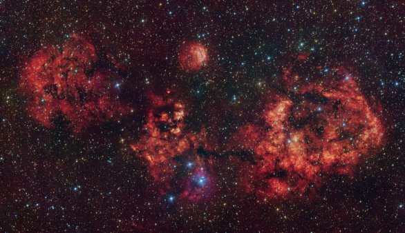 Tento snímek zachycuje oblak plynu a prachu ve tvaru kosmického netopýra. Snímek byl pořízen ve viditelném světle pomocí dalekohledu VST (VLT Survey Telescope) na observatoři ESO v chilském Paranalu. Intenzivní červená záře pochází z atomů vodíku ionizovaných intenzivním zářením mladých hvězd uvnitř oblaku.
Nejvýraznější mraky jsou RCW 94, který představuje pravé křídlo netopýra, a RCW 95, který tvoří tělo, zatímco ostatní části netopýra nenesou žádné oficiální označení. Autor: ESO/VPHAS+ team Tento snímek zachycuje oblak plynu a prachu ve tvaru kosmického netopýra. Snímek byl pořízen ve viditelném světle pomocí dalekohledu VST (VLT Survey Telescope) na observatoři ESO v chilském Paranalu. Intenzivní červená záře pochází z atomů vodíku ionizovaných intenzivním zářením mladých hvězd uvnitř oblaku.
Nejvýraznější mraky jsou RCW 94, který představuje pravé křídlo netopýra, a RCW 95, který tvoří tělo, zatímco ostatní části netopýra nenesou žádné oficiální označení. Autor: ESO/VPHAS+ team