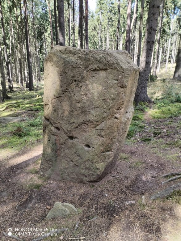 Menhir Belgičan. Název je poctou belgickým dobrovolníkům, kteří od roku 2011 pomáhali s rekonstrukcí menhirové stezky. Autor: Soukromý archiv Radima Neuvirta, autora článku