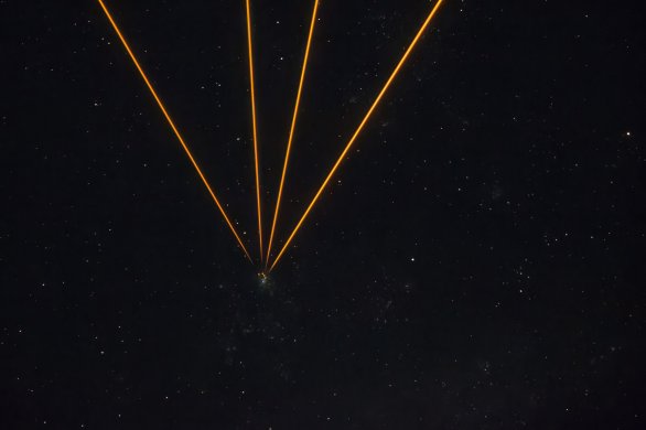 Tato fotografie, pořízená z plošiny observatoře Paranal na začátku listopadu, zachycuje lasery směřující k mlhovině Tarantule, kterou pozoroval interferometr VLTI ESO. Autor: ESO/A. Berdeu