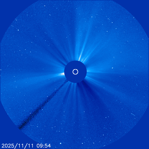 Kruhový oblak částic, CME, po erupci X5 11. 11. 2025. Všimněte si, že sotva se vydal do kosmu oblak plazmatu, stihly senzor zasáhnout vysokoenergetické protony, které způsobily silné zrnění v obrazu. To je důkazem, že šlo o opravdu silnou a dobře mířenou erupci. Autor: NASA/ESA/SOHO/LASCO C3