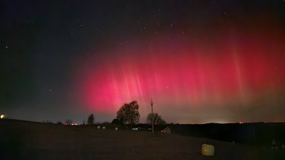 Polární záře 12. 11. 2025 ve 3:03 SEČ Autor: Milan Schleider Polární záře 12. 11. 2025 ve 3:03 SEČ Autor: Milan Schleider
