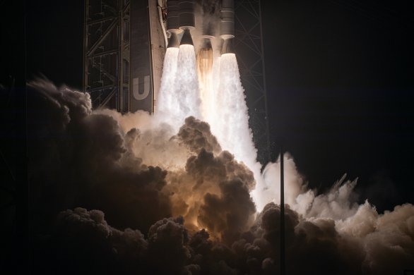 Detail motorové sekce rakety Atlas V při startu s družicí Viasat-3 F2 14. 11. 2025 Autor: ULA Detail motorové sekce rakety Atlas V při startu s družicí Viasat-3 F2 14. 11. 2025 Autor: ULA