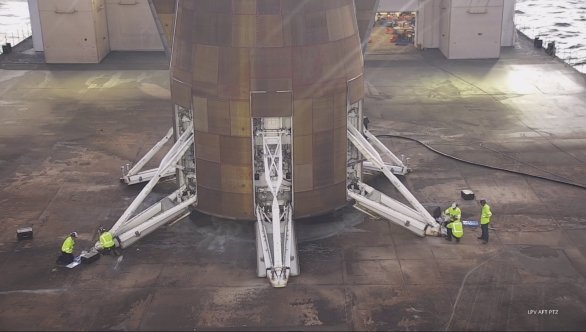 Detail spodní části prvního stupně rakety New Glenn po přistání na palubě lodi Jacklyn dobře ukazuje obří velikost rakety v porovnání s pracovníky Autor: Blue Origin Detail spodní části prvního stupně rakety New Glenn po přistání na palubě lodi Jacklyn dobře ukazuje obří velikost rakety v porovnání s pracovníky Autor: Blue Origin