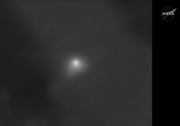 Na snímku sondy NASA MRO vidíme detailně komu, tedy obálku kolem jádra komety 3I/ATLAS pohledem kamery HiRISE z oběžné dráhy Marsu z doby, kdy kometa byla asi 30 mil. km od sondy a tedy i od Marsu. Autor: NASA Na snímku sondy NASA MRO vidíme detailně komu, tedy obálku kolem jádra komety 3I/ATLAS pohledem kamery HiRISE z oběžné dráhy Marsu z doby, kdy kometa byla asi 30 mil. km od sondy a tedy i od Marsu. Autor: NASA