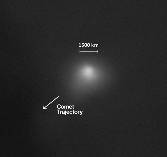 Snímek komety kamerou HiRISE sondy Mars Reconnaissance Orbiter s popisem, kterým směrem se kometa pohybovala a jak velký je oblak hmoty kolem jádra. Samotné jádro není vidět, protože jej zakrývá prach a plyn a mělo by méně než jeden pixel. Z pozorování HST a JWST vyplývá, že jeho velikost je zřejmě jen kolem kilometrových velikostí a nemělo by přesahovat 5 km. Autor: NASA/JPL-Caltech/University of Arizona Snímek komety kamerou HiRISE sondy Mars Reconnaissance Orbiter s popisem, kterým směrem se kometa pohybovala a jak velký je oblak hmoty kolem jádra. Samotné jádro není vidět, protože jej zakrývá prach a plyn a mělo by méně než jeden pixel. Z pozorování HST a JWST vyplývá, že jeho velikost je zřejmě jen kolem kilometrových velikostí a nemělo by přesahovat 5 km. Autor: NASA/JPL-Caltech/University of Arizona