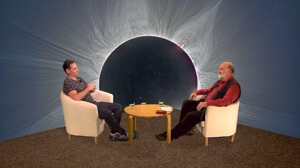 Mgr. Petr Horálek diskutuje o zatměních Slunce s Jindřichem Suchánkem v pořadu Hlubinami vesmíru Autor: TV Noe