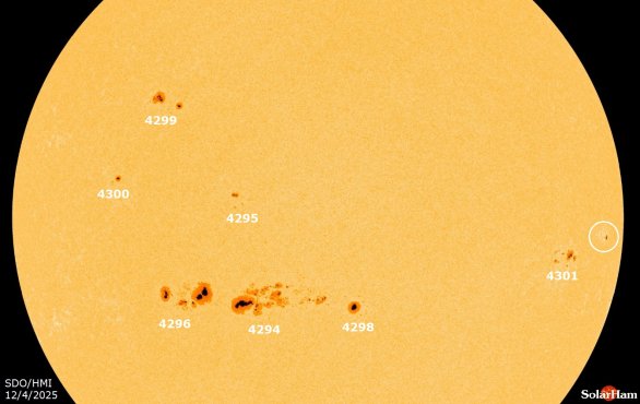 Sluneční skvrny 4. 12. 2025. Nejaktivnější oblasti byly 4299 a 4300. Naopak 4294-96-98 zůstávaly klidné. Autor: SDO/HMI/Solarham Sluneční skvrny 4. 12. 2025. Nejaktivnější oblasti byly 4299 a 4300. Naopak 4294-96-98 zůstávaly klidné. Autor: SDO/HMI/Solarham