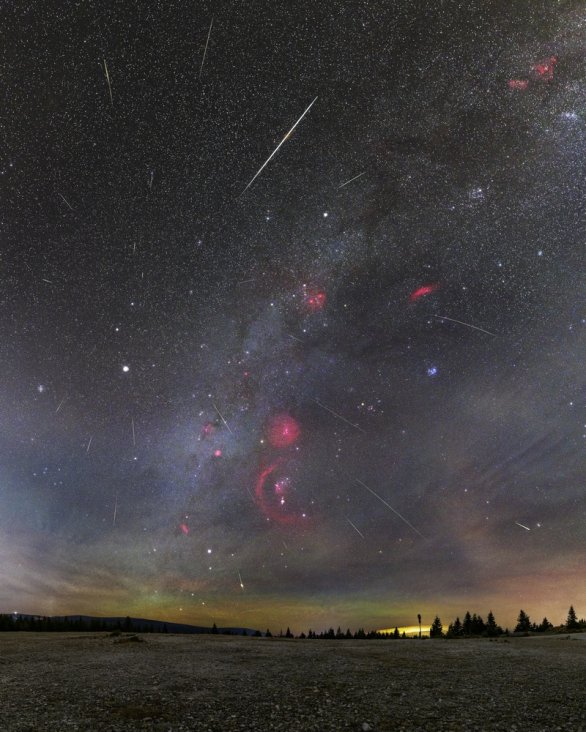 Geminidy 12./13. 12. 2025 z Jizerských hor. V pozadí vidíme Krkonoše a nad nimi zelený airglow a nad tím nádhernou oblast zimních souhvězdí v čele s Orionem. Mléčná dráha nahoře končí v Perseovi u červených mlhovin Srdce s Duší. Nejjasnější objekt vlevo v Blížencích je planeta Jupiter. Autor: Jakub Kuřák Geminidy 12./13. 12. 2025 z Jizerských hor. V pozadí vidíme Krkonoše a nad nimi zelený airglow a nad tím nádhernou oblast zimních souhvězdí v čele s Orionem. Mléčná dráha nahoře končí v Perseovi u červených mlhovin Srdce s Duší. Nejjasnější objekt vlevo v Blížencích je planeta Jupiter. Autor: Jakub Kuřák