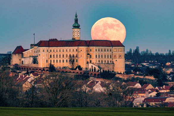 Východ Měsíce Autor: Radek Kroupa Východ Měsíce Autor: Radek Kroupa