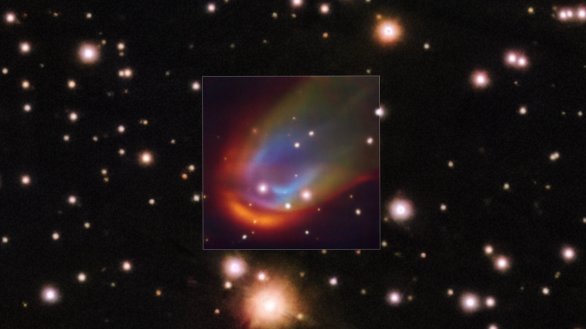 Obrázek uprostřed, pořízený přístrojem MUSE na dalekohledu VLT (Very Large Telescope) ESO, ukazuje rázové vlny kolem mrtvé hvězdy RXJ0528+2838. Když se hvězda pohybuje vesmírem, může odstrkovat materiál v okolí a vytvářet takzvaný příďový ráz, který na tomto obrázku září červeně, zeleně a modře. Barvy představují vodík, dusík a kyslík. Tyto rázové vlny jsou obvykle vytvářeny silným výtokem vyvrženým z hvězdy. V případě RXJ0528+2838 – bílé trpasličí hvězdy s doprovodnou hvězdou podobnou Slunci – však astronomové zjistili, že rázovou vlnu nelze vysvětlit žádným známým mechanismem. Odpovědí na tuto záhadu by mohl být nějaký skrytý zdroj energie, možná magnetické pole. Autor: ESO/K. Ilkiewicz and S. Scaringi et al. Background: PanSTARRS