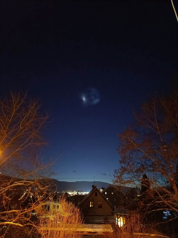 Druhý stupeň rakety Falcon 9 obklopený oblakem po vypouštění paliva. Po startu 11. 1. 2026 z kosmodromu Vandenberg v Kalifornii se dostal nad Evropu a díky jasnému počasí nad Českem byl dobře viditelný z mnoha míst. Takto vypadal při pohledu z Liberce. Autor: Daniel Kurtin
