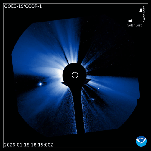 Animace snímků koronografu CCOR-1 na geostacionární družici GOES-19 uakzuje oblak plazmatu vyvržený při silné erupci X2. Vzhledem k tomu, že je tam i kruhová komponenta, míří část plazmatu přímo k Zemi. Autor: NOAA
