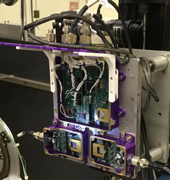 Jedna z jednotek HERA, jejichž součástí jsou čipy ADVACAM, připravená na let lodi Orion Autor: NASA/Eddie Semones