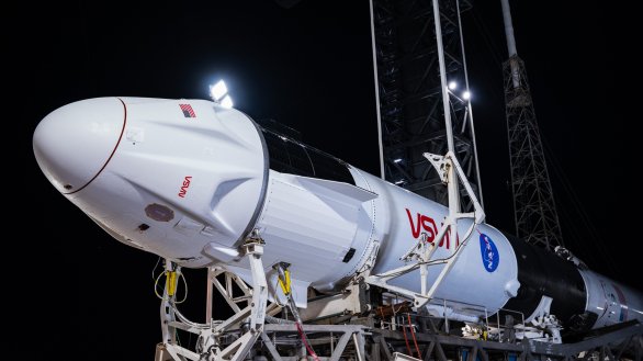 Kabina Freedom kosmické lodi Crew Dragon na špici rakety Falcon 9 před startem z rampy SLC-40 Autor: SpaceX