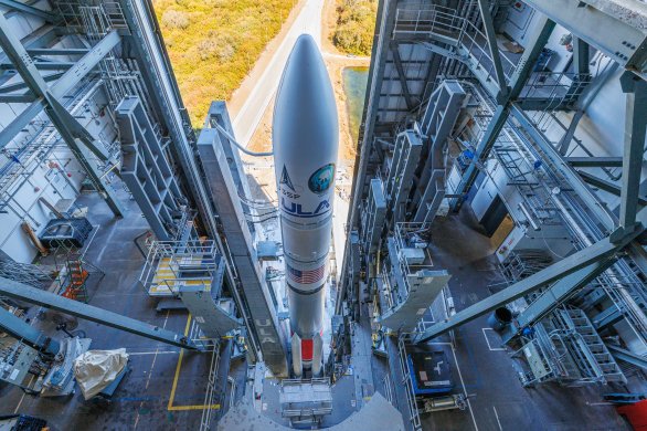 Sestavená raketa Vulcan opouští montážní halu a vydává se na cestu ke startovní rampě SLC-40. Autor: ULA (United Launch Alliance)