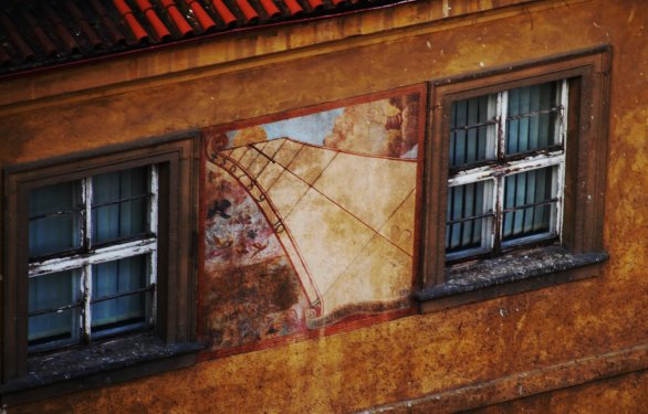 Sluneční hodiny v Klementinu. Hospodářská budova, východní strana, vlevo. Autor: Radim Neuvirt