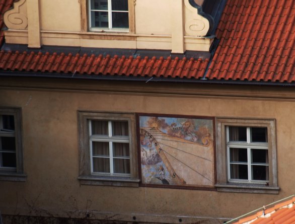 Sluneční hodiny v Klementinu. Révové nádvoří, jihovýchodní strana, vlevo. Autor: Radim Neuvirt