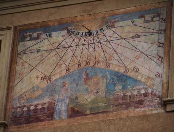 Sluneční hodiny v Klementinu. Studentské nádvoří, jižní stěna. Autor: Radim Neuvirt