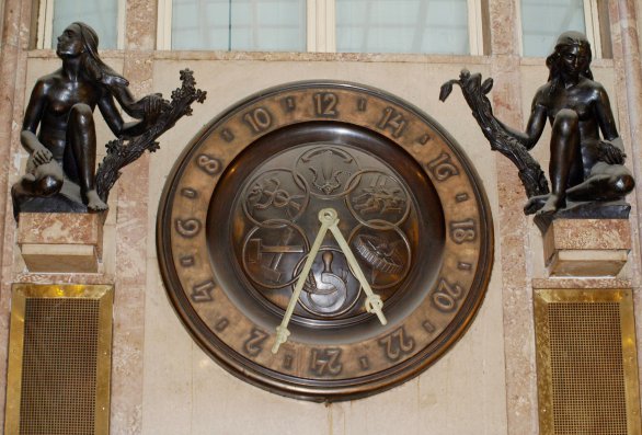 Hodiny orloje se symboly různých řemesel. Po stranách se nachází sochy představující alegorii dne a noci. Autor: Radim Neuvirt