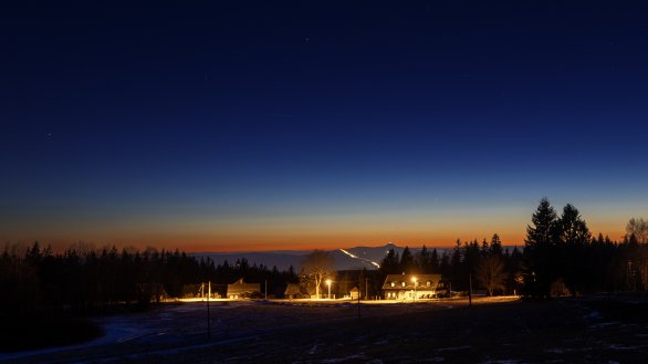 Merkur vpravo od Ještědu u obzoru, Saturn nahoře uprostřed u okraje snímku 15. 2. 2026 Autor: Martin Gembec Merkur vpravo od Ještědu u obzoru, Saturn nahoře uprostřed u okraje snímku 15. 2. 2026 Autor: Martin Gembec
