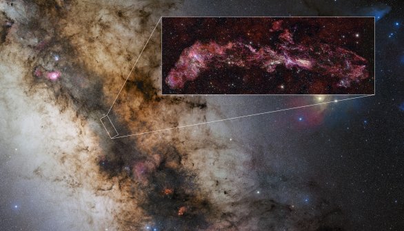 Tento snímek ukazuje polohu centrální molekulární zóny (CMZ), oblasti v jádru naší galaxie bohaté na husté a složité plynové mraky. Tato zóna byla zmapována pomocí observatoře ALMA (Atacama Large Millimeter/submillimeter Array) v rámci projektu ACES (ALMA CMZ Exploration Survey). Vložený snímek je z projektu ACES, na kterém jsou různé molekuly zobrazeny různými barvami. Celý snímek – největší, jaký kdy byl pořízen pomocí ALMA – je dlouhý jako tři úplňky vedle sebe na obloze. Autor: ALMA(ESO/NAOJ/NRAO)/S. Longmore et al. Stars in inset: ESO/D. Minniti et al. Milky Way: ESO/S. Guisa