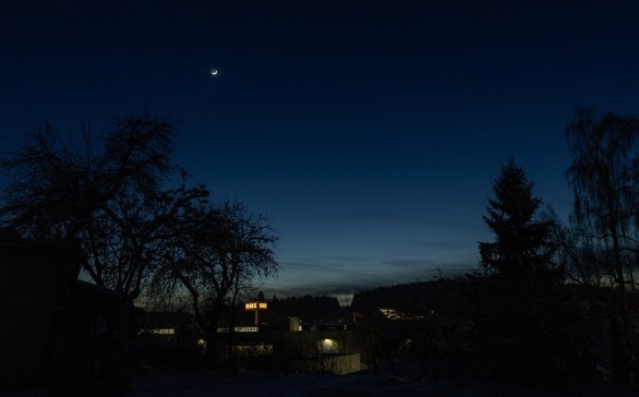 Měsíc a šikmo k obzoru pod ním i slabý Saturn a Merkur 20. 2. 2026 Autor: Martin Gembec Měsíc a šikmo k obzoru pod ním i slabý Saturn a Merkur 20. 2. 2026 Autor: Martin Gembec