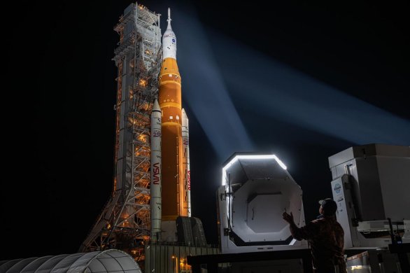 Raketa SLS byla opět 20. března 2025 vyvezena na startovní rampu LC-39B před plánovanou misí Artemis II. Autor: NASA Raketa SLS byla opět 20. března 2025 vyvezena na startovní rampu LC-39B před plánovanou misí Artemis II. Autor: NASA
