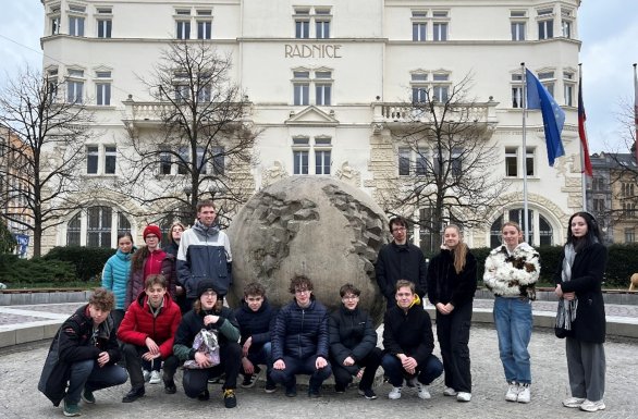 Procházka Opavou zavedla finalisty také k artefaktu „Koule“ před budovou radnice, z jejíž velikosti je odvozeno měřítko městského modelu Sluneční soustavy, viz také https://solarsystemopava.webnode.cz/ Autor: Jan Hladík Procházka Opavou zavedla finalisty také k artefaktu „Koule“ před budovou radnice, z jejíž velikosti je odvozeno měřítko městského modelu Sluneční soustavy, viz také https://solarsystemopava.webnode.cz/ Autor: Jan Hladík