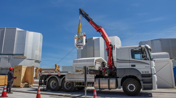 Na snímku je zachyceno spouštění vidlicové montáže, na které bude upevněn hlavní dalekohled PoET, do kopule dalekohledu – nízké bílé budky za nákladním vozem. Tato montáž umožní dalekohledu nasměrovat se na Slunce a sledovat jeho pohyb po obloze. V pozadí jsou vidět kopule tří samostatných dalekohledů, které tvoří dalekohled VLT (Very Large Telescope) ESO.
PoET, což je zkratka pro Paranal solar ESPRESSO Telescope, je projekt realizovaný v observatoři ESO v Paranalu v severním Chile. Autor: ESO Na snímku je zachyceno spouštění vidlicové montáže, na které bude upevněn hlavní dalekohled PoET, do kopule dalekohledu – nízké bílé budky za nákladním vozem. Tato montáž umožní dalekohledu nasměrovat se na Slunce a sledovat jeho pohyb po obloze. V pozadí jsou vidět kopule tří samostatných dalekohledů, které tvoří dalekohled VLT (Very Large Telescope) ESO.
PoET, což je zkratka pro Paranal solar ESPRESSO Telescope, je projekt realizovaný v observatoři ESO v Paranalu v severním Chile. Autor: ESO