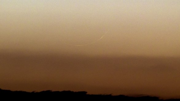 Měsíc 8. 5. 2024 ve 21:03:30 SELČ (zvýrazněný kontrast). Rekordně mladý srpek Měsíce po novu na Českém a Slovenském území. Zhruba o minutu později spatřen i vizuálně triedrem 8×42. Autor: Martin Gembec