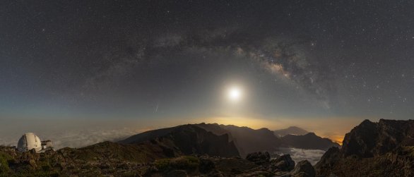 Mléčná dráha s Měsícem a kometou C/2025 R3 (PanSTARRS) nad observatoří Roque de los Muchachos na La Palmě Autor: Jakub Kuřák