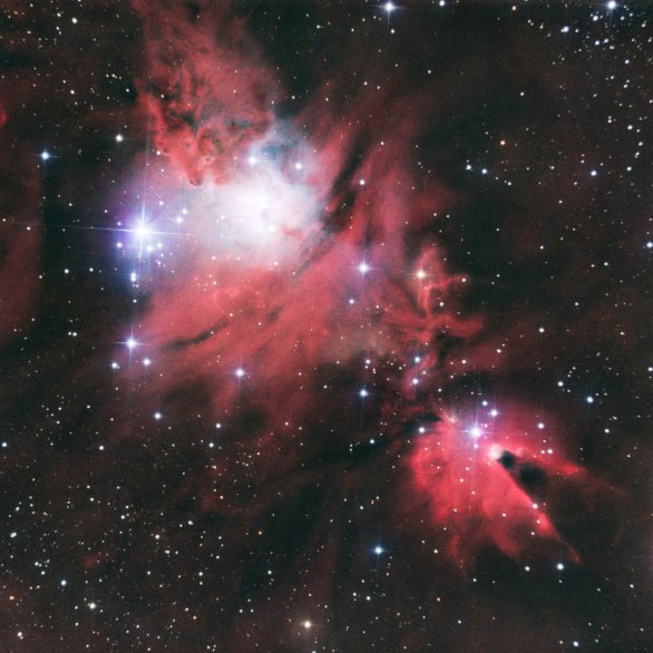 Hvězdokupa lidově známá jako „Vánoční stromeček“ je zde úplně utopena v mlhovinách, které ji stvořily (jako vpravo dole „Konus“). Snímáno pomocí chlazené kamery a filtrů na 20cm dalekohledu. Autor: Matěj Merunka