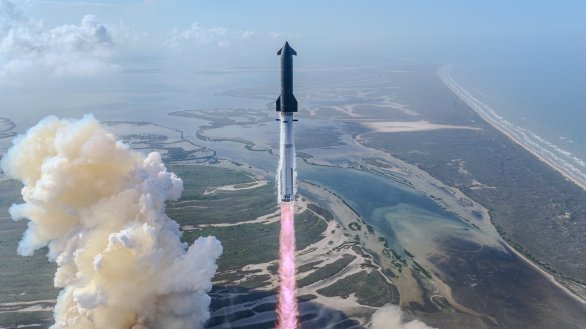 Startující sestava Super Heavy Starship při 12. testovacím letu 23. května 2026 po půlnoci našeho času. Raketa i loď provedly úspěšný test směřující k vývoji plně znovupoužitelné rakety. Autor: SpaceX
