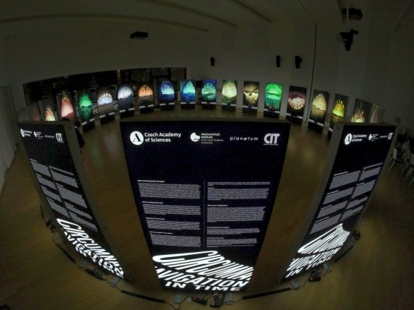 Výstava v rámci projektu Circumnavigation in Time obsahuje 24 světelných solarografických panelů o výšce 2 m a šířce 1 m Autor: Astronomický ústav AV ČR Výstava v rámci projektu Circumnavigation in Time obsahuje 24 světelných solarografických panelů o výšce 2 m a šířce 1 m Autor: Astronomický ústav AV ČR