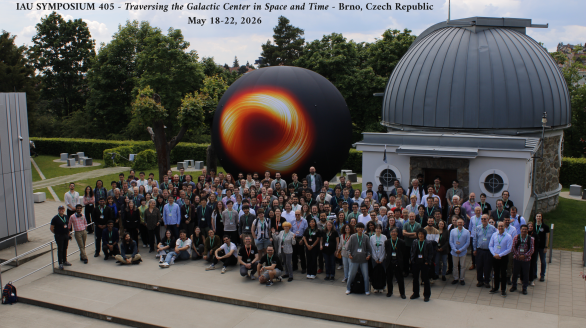 Společná fotografie účastníků IAU sympozia 405 - v pozadí se nachází model černé díry, singulóna. Místo: Hvězdárna a planetarium Brno. Autor: L. Szakszonová