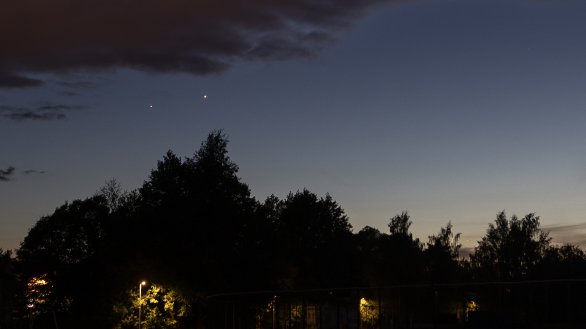 Jupiter s Venuší a vpravo dole mezi stromy i Merkur 7. 6. 2026 ve 22:30 SELČ Autor: Martin Gembec Jupiter s Venuší a vpravo dole mezi stromy i Merkur 7. 6. 2026 ve 22:30 SELČ Autor: Martin Gembec