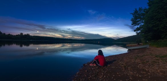 Noční svítící oblaka a dvojice jasných planet nad Sečskou přehradou v červnu roku 2015. Autor: Petr Horálek Noční svítící oblaka a dvojice jasných planet nad Sečskou přehradou v červnu roku 2015. Autor: Petr Horálek