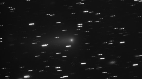 Tento snímek mezihvězdné komety 3I/ATLAS byl pořízen 18. února 2026 pomocí přístroje FORS2 na dalekohledu VLT (Very Large Telescope) ESO. Jedná se o kompozici několika snímků pořízených v průběhu 13 minut. Vzhledem k tomu, že se kometa pohybuje po obloze, hvězdy na pozadí se jeví jako stopy. Autor: ESO/O. Hainaut Tento snímek mezihvězdné komety 3I/ATLAS byl pořízen 18. února 2026 pomocí přístroje FORS2 na dalekohledu VLT (Very Large Telescope) ESO. Jedná se o kompozici několika snímků pořízených v průběhu 13 minut. Vzhledem k tomu, že se kometa pohybuje po obloze, hvězdy na pozadí se jeví jako stopy. Autor: ESO/O. Hainaut