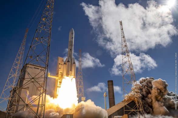 Start Ariane 64 s vylepšenými postranními bloky P160C Autor: Arianespace Start Ariane 64 s vylepšenými postranními bloky P160C Autor: Arianespace