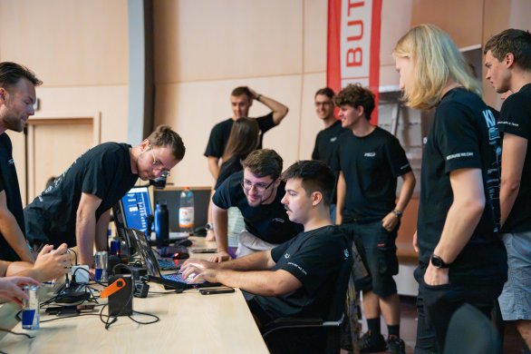Vedoucí studentské mise napjatě sledují okamžiky vypuštění své družice KOSTKA Autor: YSpace Vedoucí studentské mise napjatě sledují okamžiky vypuštění své družice KOSTKA Autor: YSpace